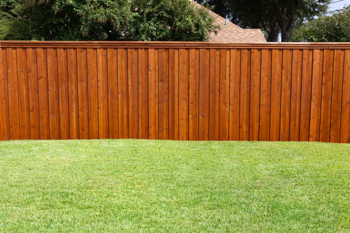 2 Advantages of Hiring a Professional Fence Service Over DIY in Skokie